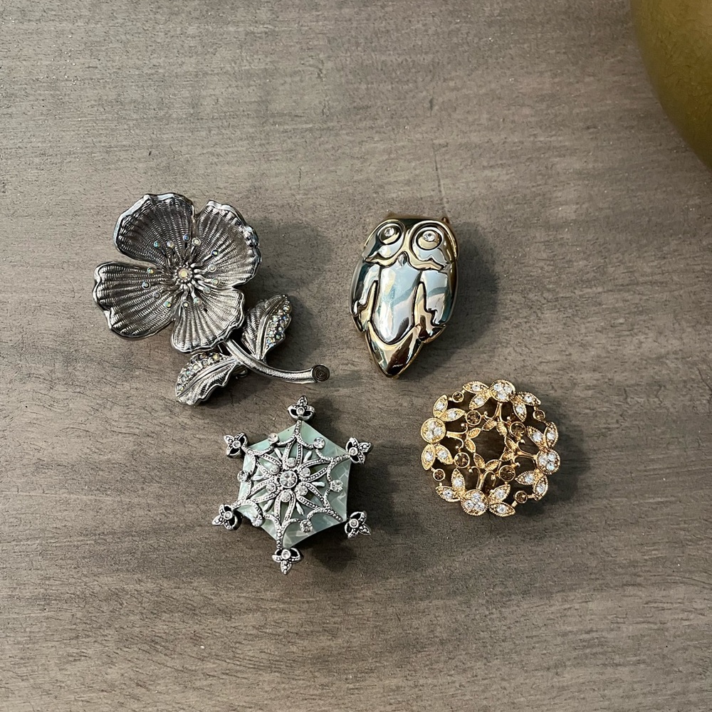 Vintage Brooch Pins wedding bouquet